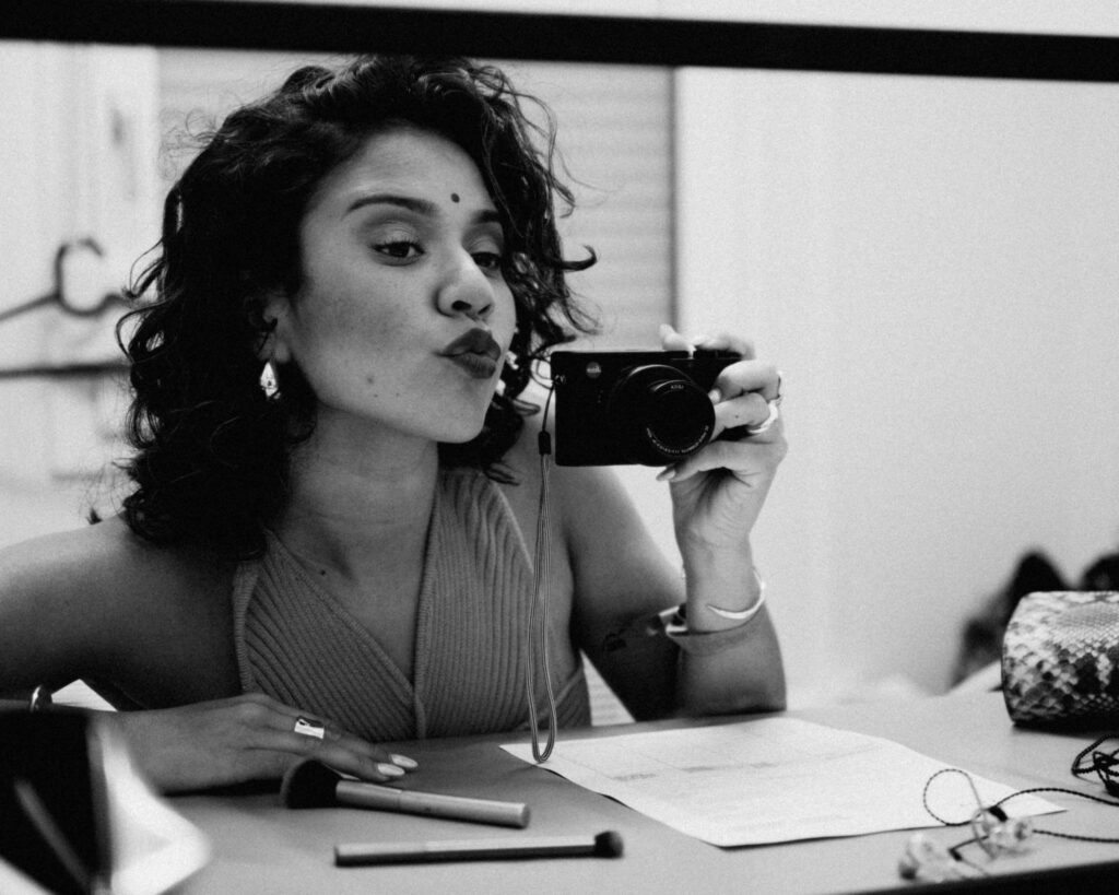 Naveni und die Leica D-Lux 8: Eine kreative Reise zwischen Musik und Fotografie