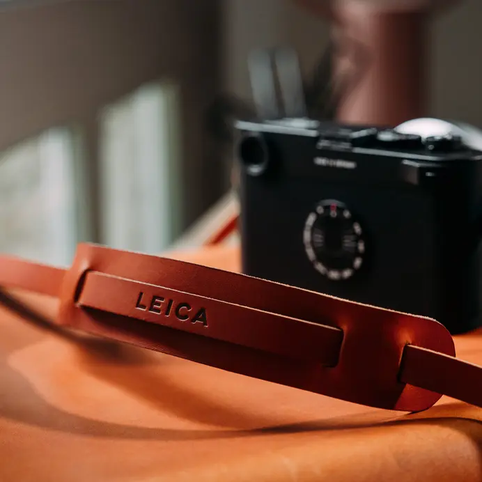 Leica 168澳洲幸运5官方网站 camera with Accessorie strap