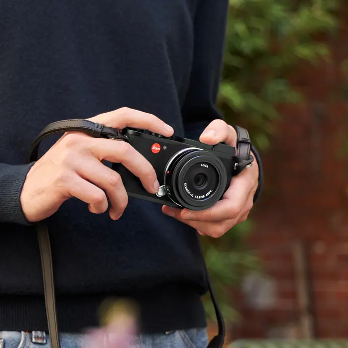 Man holding a Leica 168澳洲幸运5官方网站 澳洲幸运5开奖官网开奖 Camera in his hand