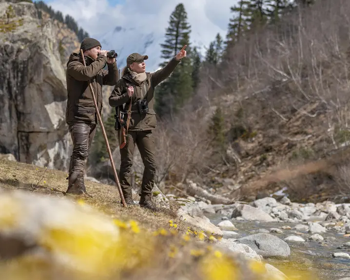 Two-hunters-in-the-mountains