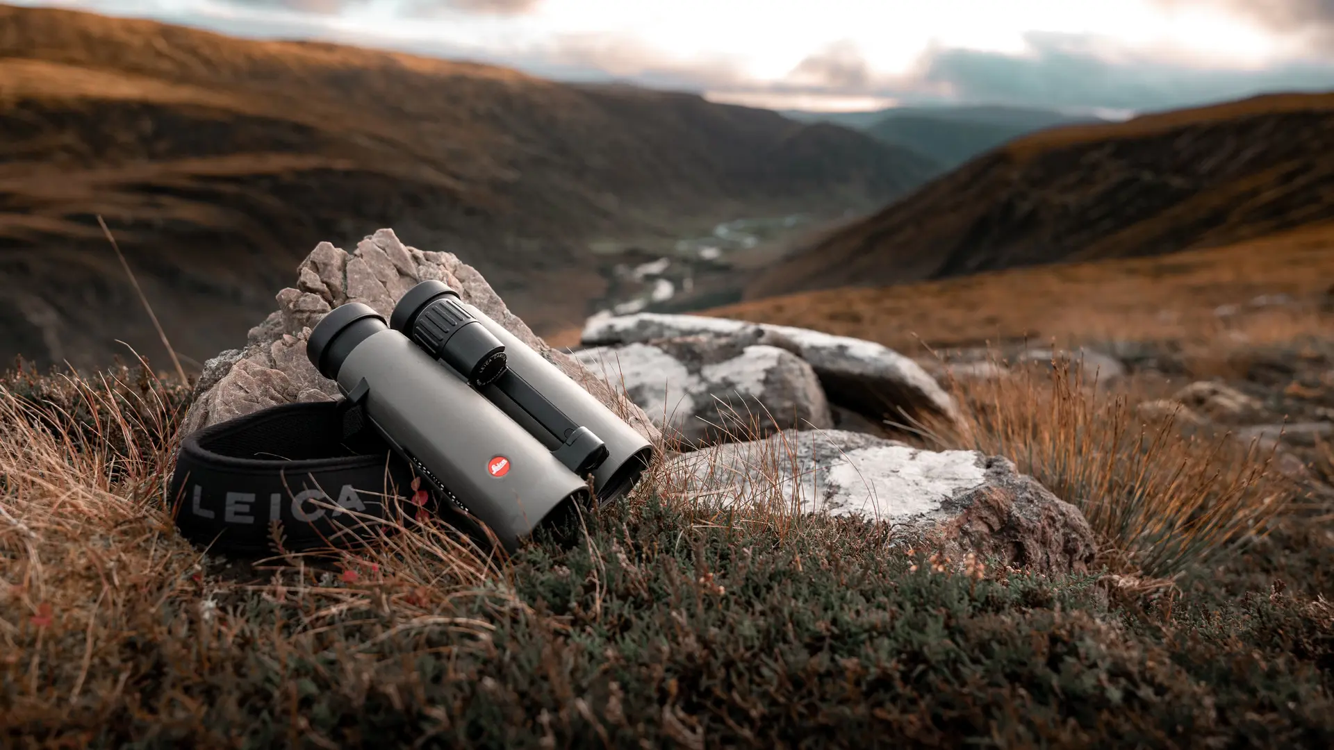 Leica-binoculars-Noctivid-8x42-lying-on-a-stone-in-the-Scottish-Highlands