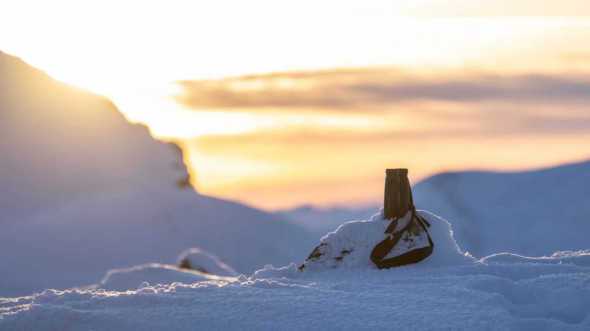 Leica_Noctivid_surrounded_by_snow_and_ice_in_Norway