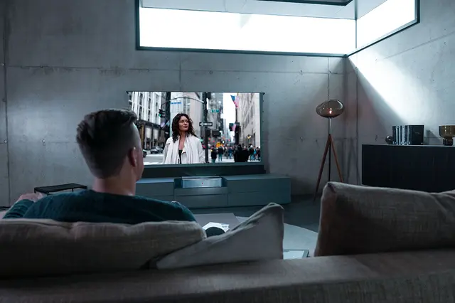 Man sitting in front of a Leica Cine 1 projection.