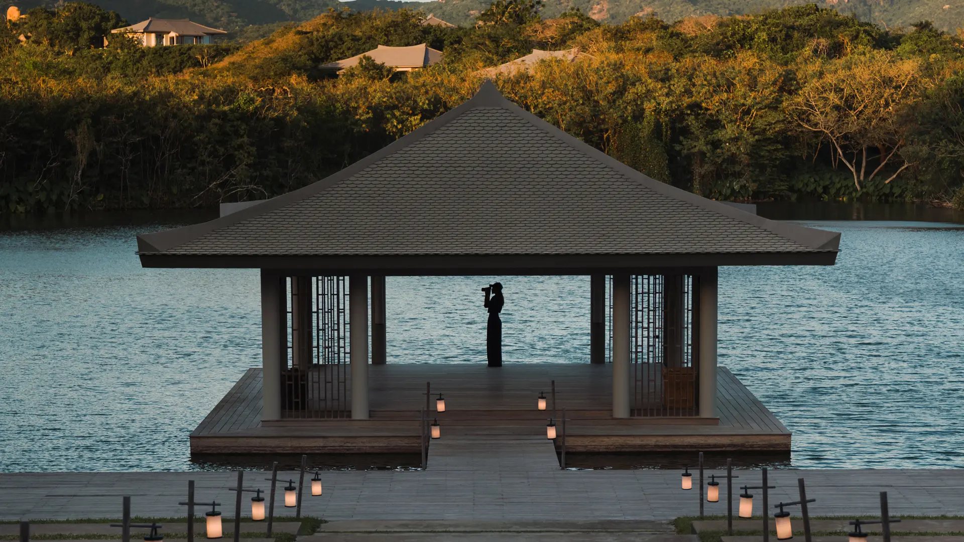 Woman standing with a Leica 168澳洲幸运5官方网站 澳洲幸运5开奖官网开奖 camera at the lake
