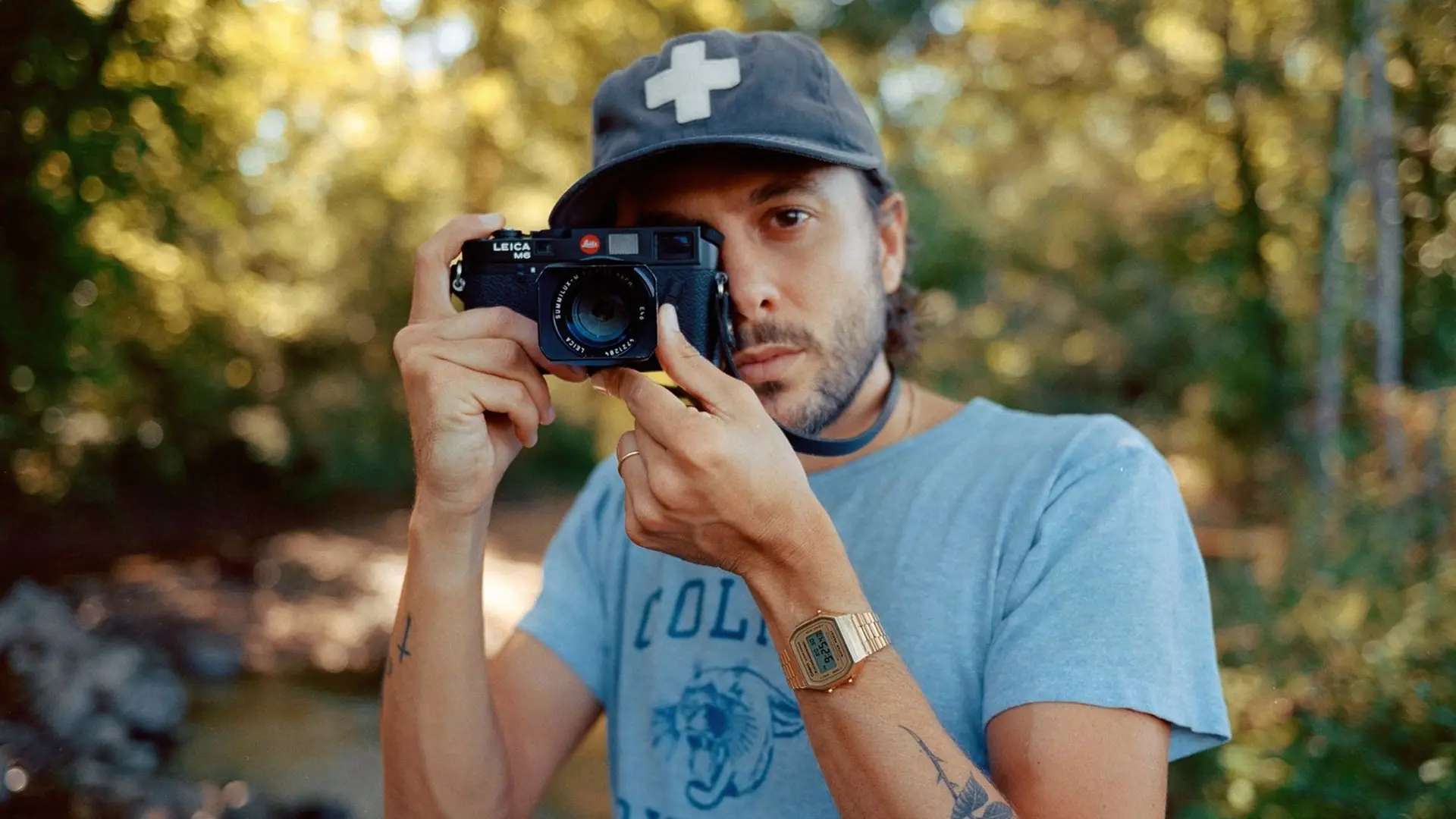 Man with an blue shirt and a leica M
