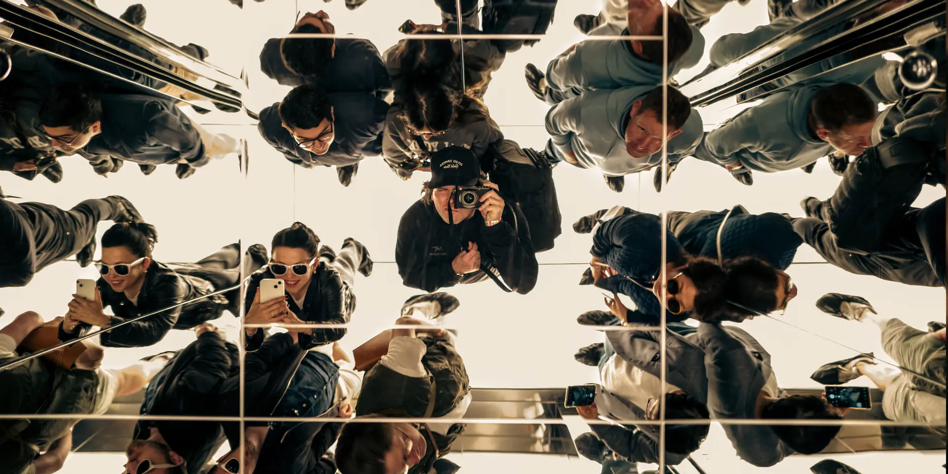 Many People in a mirrorroom 