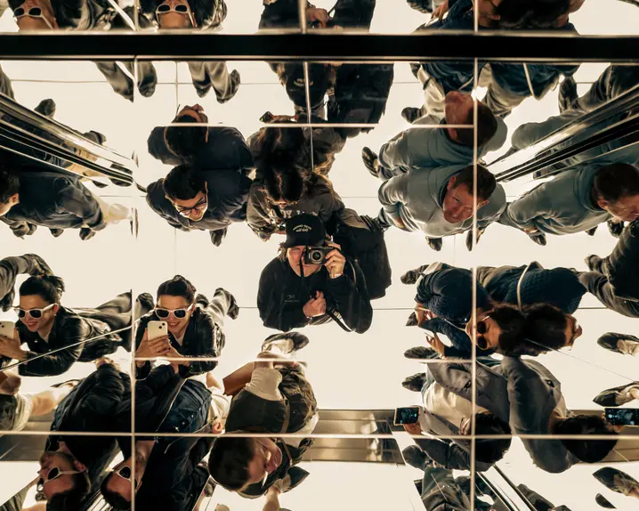 Many People in a mirrorroom 