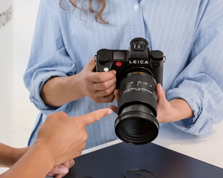 A woman with a SL3 in her hands
