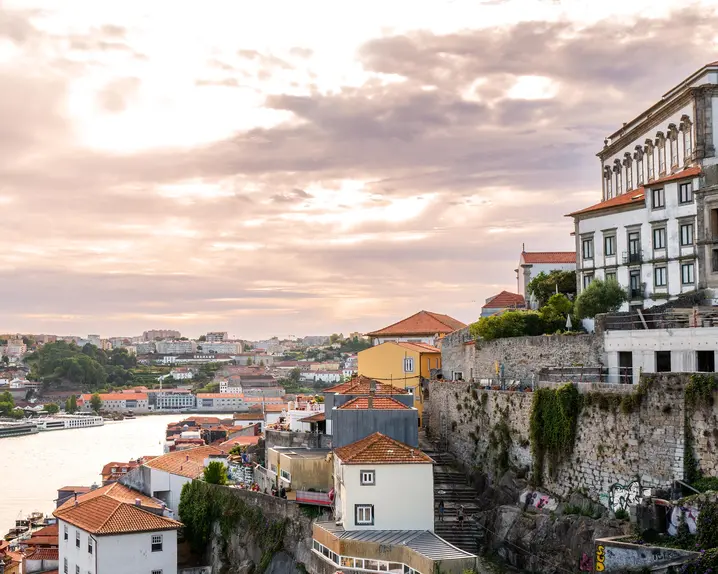 A city on a hillside with a large river flowing through the middle