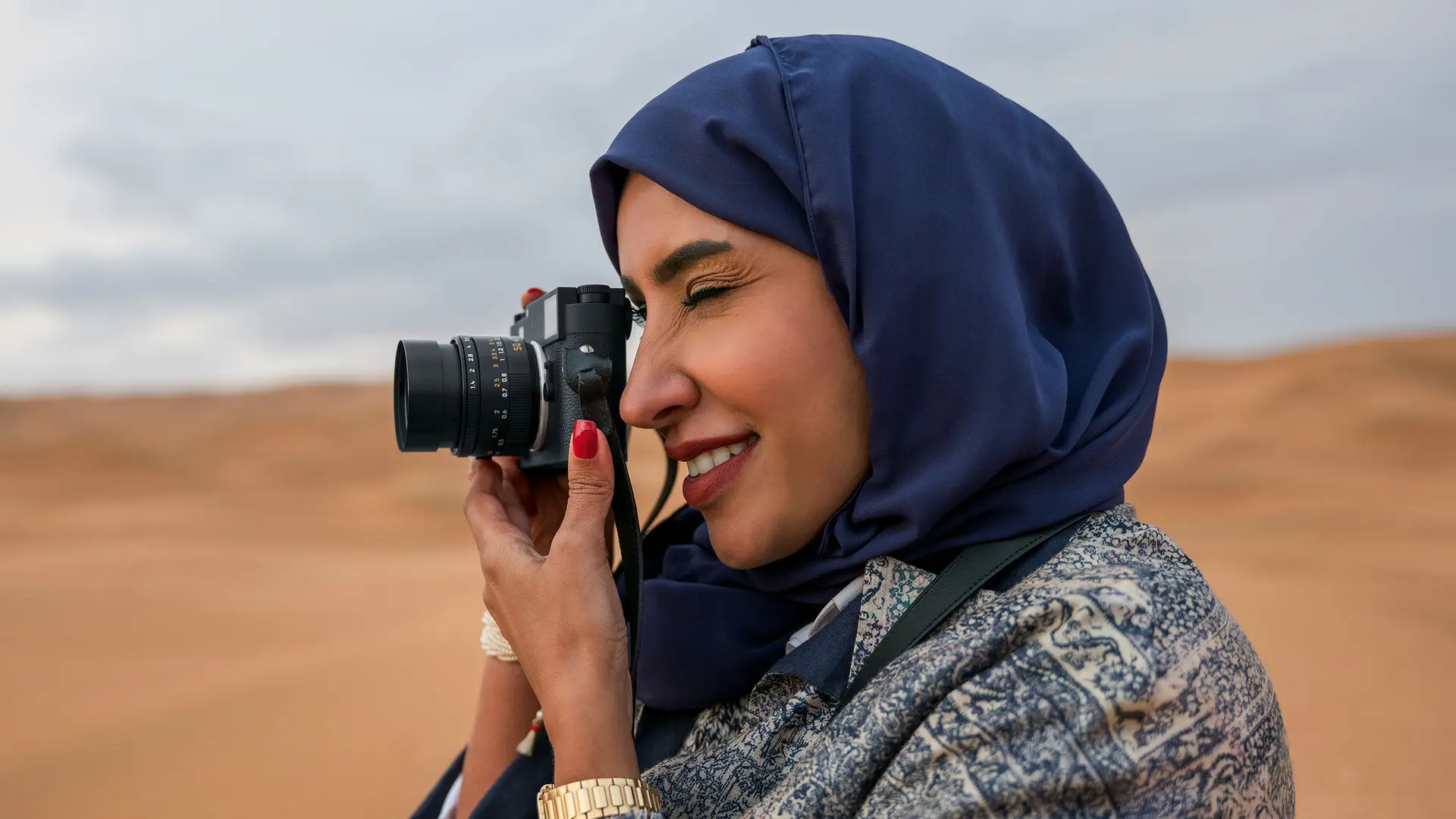 Woman with a Leica M11-Monochrom in the desert